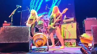 L7 - " Pretend We're Dead " - live in Denver