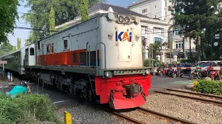 Spoorwegovergang (I) ~ Railroad Crossing - Palang Pintu Perlintasan Kereta Api - Passaggio a Livello