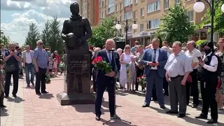 На открытии памятника И П Волку в Жуковском