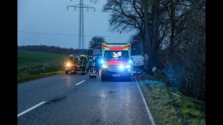 LAUTERBACH: Von Straße abgekommen und gegen Baum geprallt: Fahrer (30) schwer verletzt