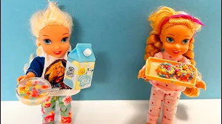 Elsa and Anna toddlers get breakfast ready part1