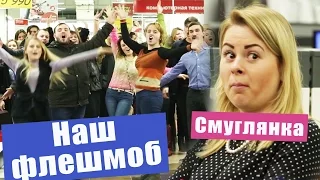 Смуглянка в магазине электроники