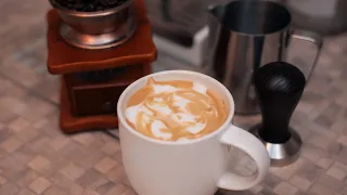 Готовлю Latte из свежемолотого кофе на рожковой кофеварке Delonghi ECP 33.21.