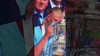 Haaland likes the Fa Cup Trophy 🔥🇳🇴