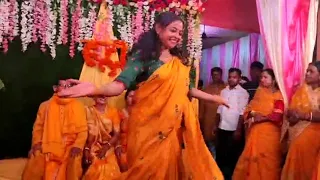 " नवराई माझी लाडाची " बेटी के हल्दी फंक्शन में डांस करती माँ |Navrai Majhi Ladachi  English Vinglish