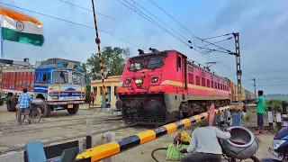 Dangerous situation truck passing on railgate : Furious speed katihar weekly express skipout at gate