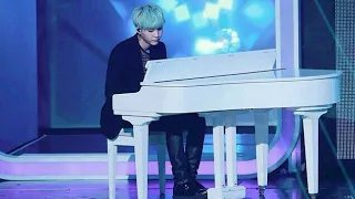 Yoongi tocando piano