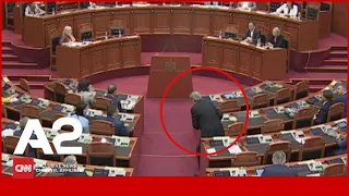 Për herë të parë, Berisha ulet te socialistët në Kuvend