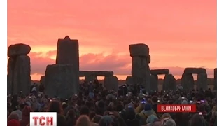 Тисячі людей зібралися біля знаменитого монумента Стоунхендж