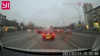 В Днепре на Слобожанском пьяный мужчина на Daewoo влетел в Citroen и Mitsubishi: видео момента