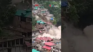 Hàng loạt toà nhà đổ sập do lở đất kinh hoàng ở  bang Himachal Pradesh, Ấn Độ | VTV24 #shorts