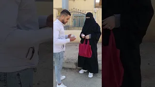 امراه منتقبه بتبيع مناديل تخلع النقاب في الشارع في عز النهار مقابل الفلوس