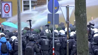 Polizei setzt vor AfD-Parteitag in Hannover Wasserwerfer ein