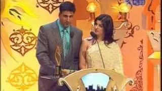 IIFA 2006 - Akshay & Tina presents the trophy ....