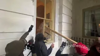 Протестувальники б'ють вікна у Капітолії