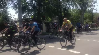 Сотни велосипедистов колесят дорогами Мариуполя