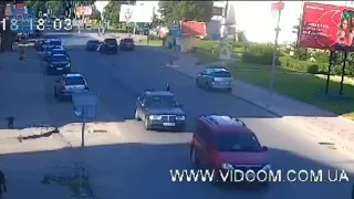 ДТП у Володимирі: від удару автівка вилетіла на тротуар