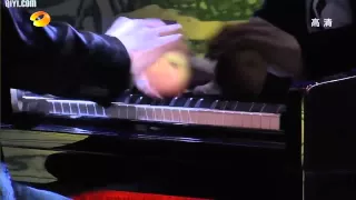 Lang Lang plays the black keys etude with an apple