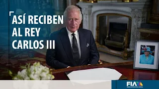 Así recibieron al Rey Carlos III como monarca británico: hay algarabía y sonrisas.