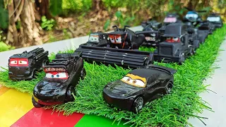 Clean up muddy mini Cars & disney car convoys! Play in the garden