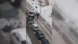 В Волгограде скорая помощь по дороге к пациенту застряла в обледеневшем дворе