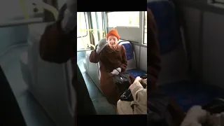 СМЕШНАЯ БЕЗУМНА БАБКА ВЕСЕЛИТ ВСЕХ В АВТОБУСЕ СМЕХ И ГРЕХ😂😂😂😂