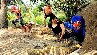 Great war! Spider-Man, hunter save the girl from 2 giant python and carnivorous monster