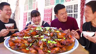 Sister Xia makes braised vermicelli with pork belly, and her husband praises the fragrance