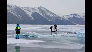 Искупаться в трещине на льду Байкала 2018 ...People On the lake , take a dip in the winter ...