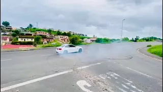 BMW M2 spin in corner House  people go Crazy