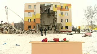 Стихийный мемориал на месте обрушения дома в Яковлево