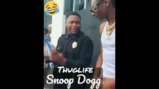 Snoop Dogg passes a blunt to security guard!!! 😂🤣