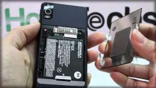 Motorola MILESTONE 2: Taking Off and Attaching the Back Cover