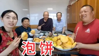 Mom and noodles fried bubble cake  with old cucumber soup  the family ate the taste of flour soup