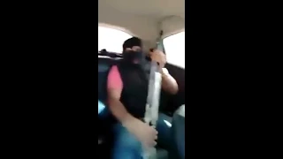 Bandidos andam fortemente armados em carro e vídeo circula pelo Whatsapp