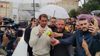 Tennis, a Roma, salta per la pioggia l'esibizione di Nadal a Piazza del Popolo: solo foto e aut...