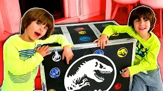 LA CAJA MISTERIOSA DE LAS 12 SORPRESAS DE JURASSIC WORLD!! Juguetes y cosas chulas para DANI y EVAN