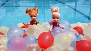 Water fun ! Elsa and Anna toddlers - balloons - pool -  splash - floaties