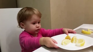 EAT LEMON. Ребенок ест лимон.