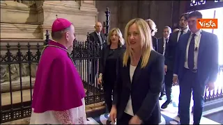 Meloni arriva al Duomo per il funerale di Silvio Berlusconi, accolta dalla folla con un applauso