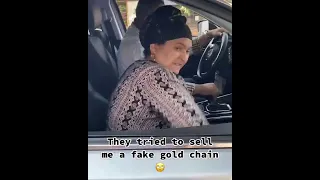 Scammer sells a fake gold chain