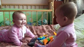 двойняшки разговаривают, twins TALKING