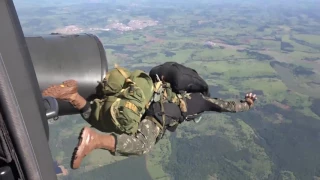 Acompanhamento do Salto Livre Operacional a 7000 pés de helicóptero.