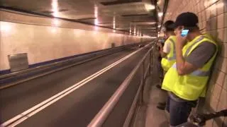 Coulthard recorre el túnel de Lincoln (Nueva York) a 300 km/h con el Red Bull RB7