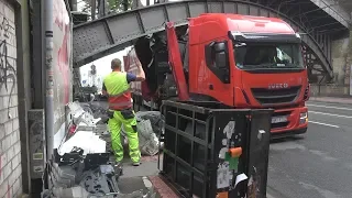LKW unter Brücke festgefahren - Hoher Sachschaden in Köln-Deutz am 14.05.18
