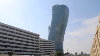 ОАЭ Абу-Даби достопримечательности Capital Gate падающая башня