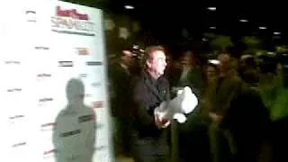 Eric Idle jugando con el conejo asesino