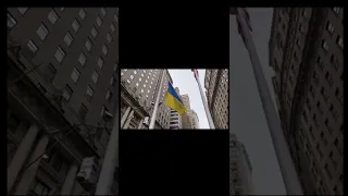 Мэр Нью-Йорка поднял в центре города украинский флаг, который будет развеваться до победы Украины