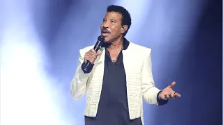 Fans slam Lionel Richie for postponing show one hour after start-time