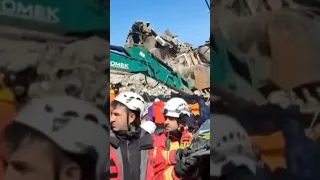 Трогательные кадры спасения детей из-под завалов в Турции